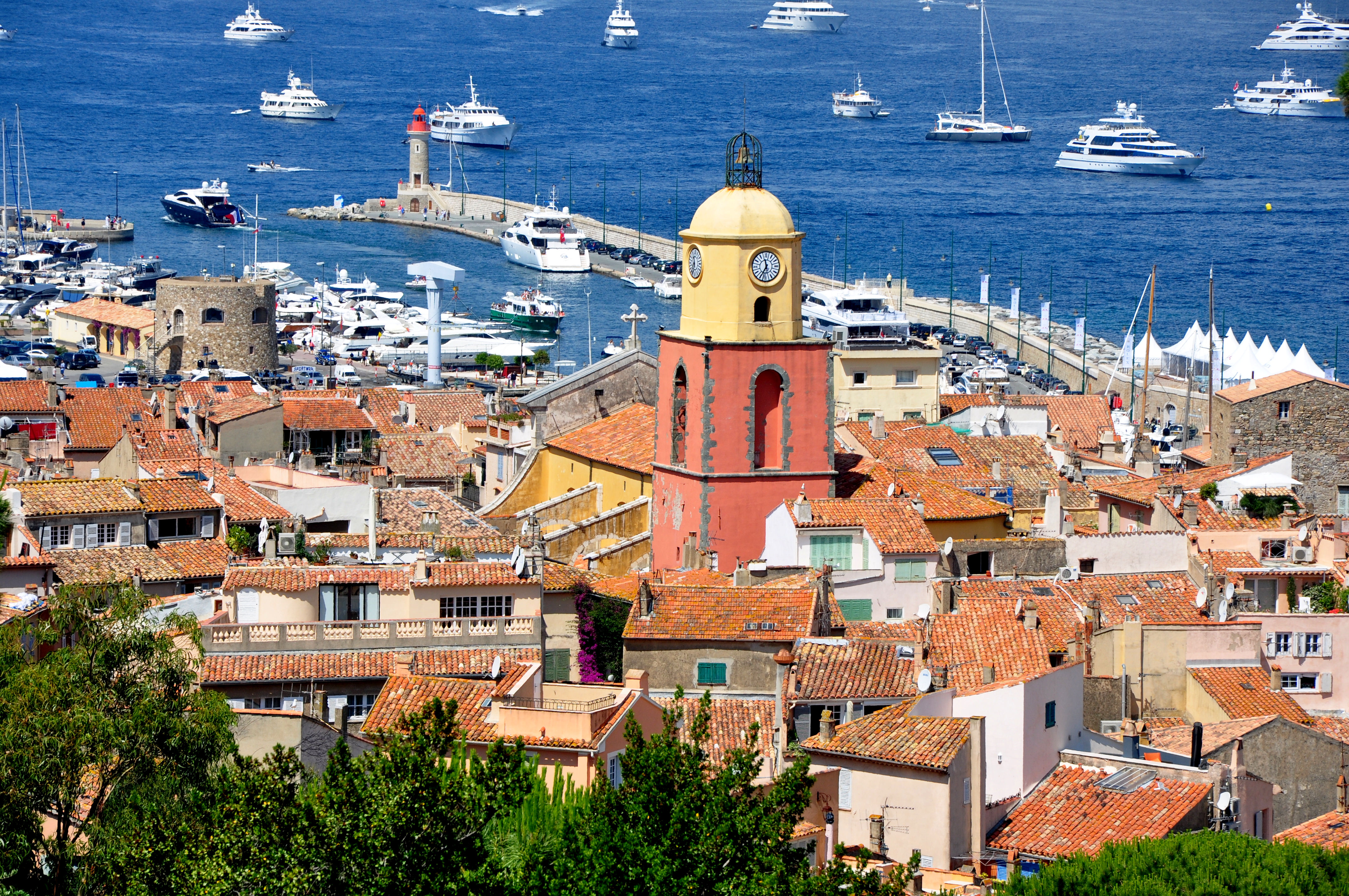 Saint-Tropez_-_Vue_générale_église_phare